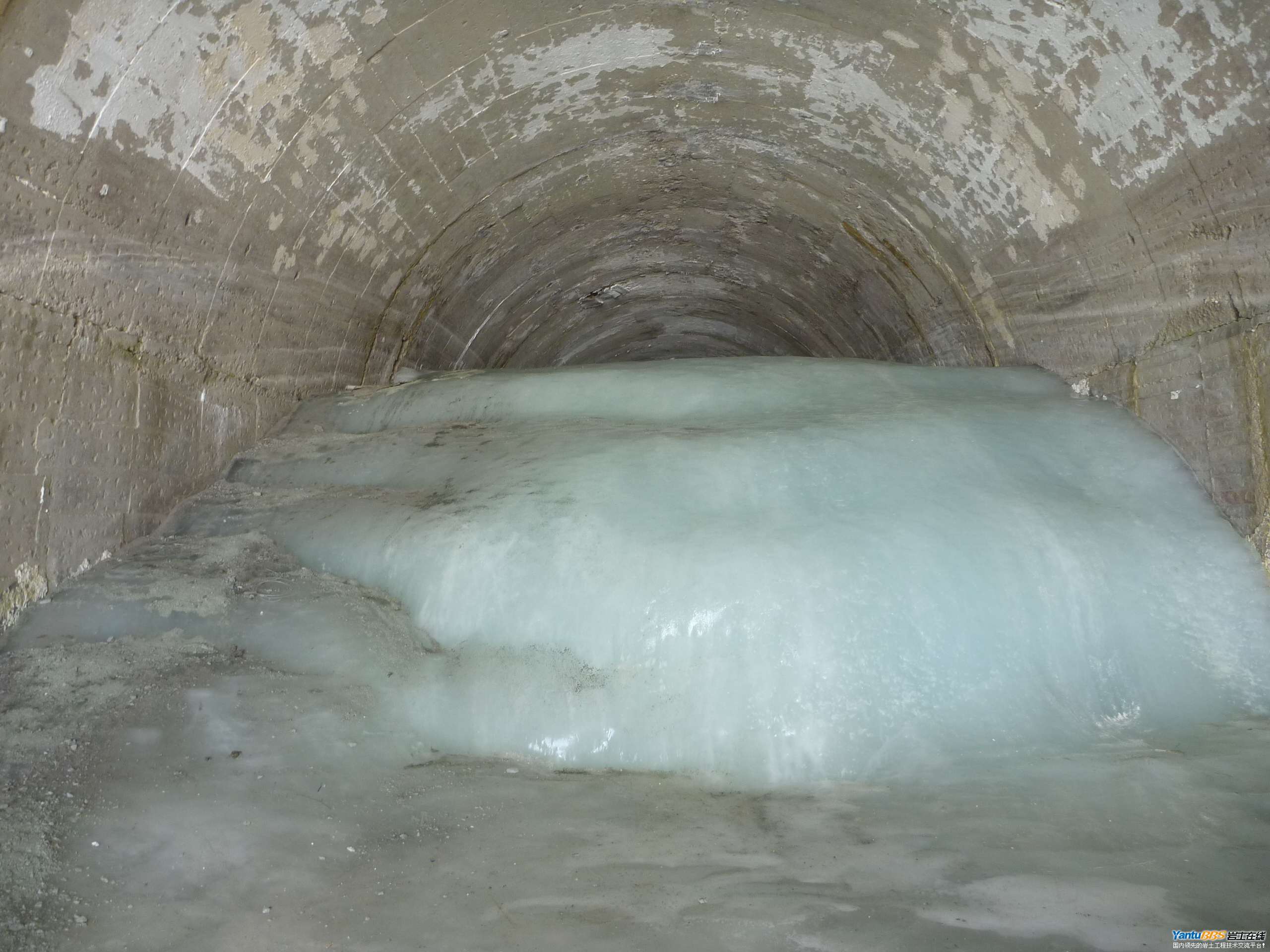 高寒地区防排水没做好后果很严重附图新疆天山玉希莫勒盖隧道