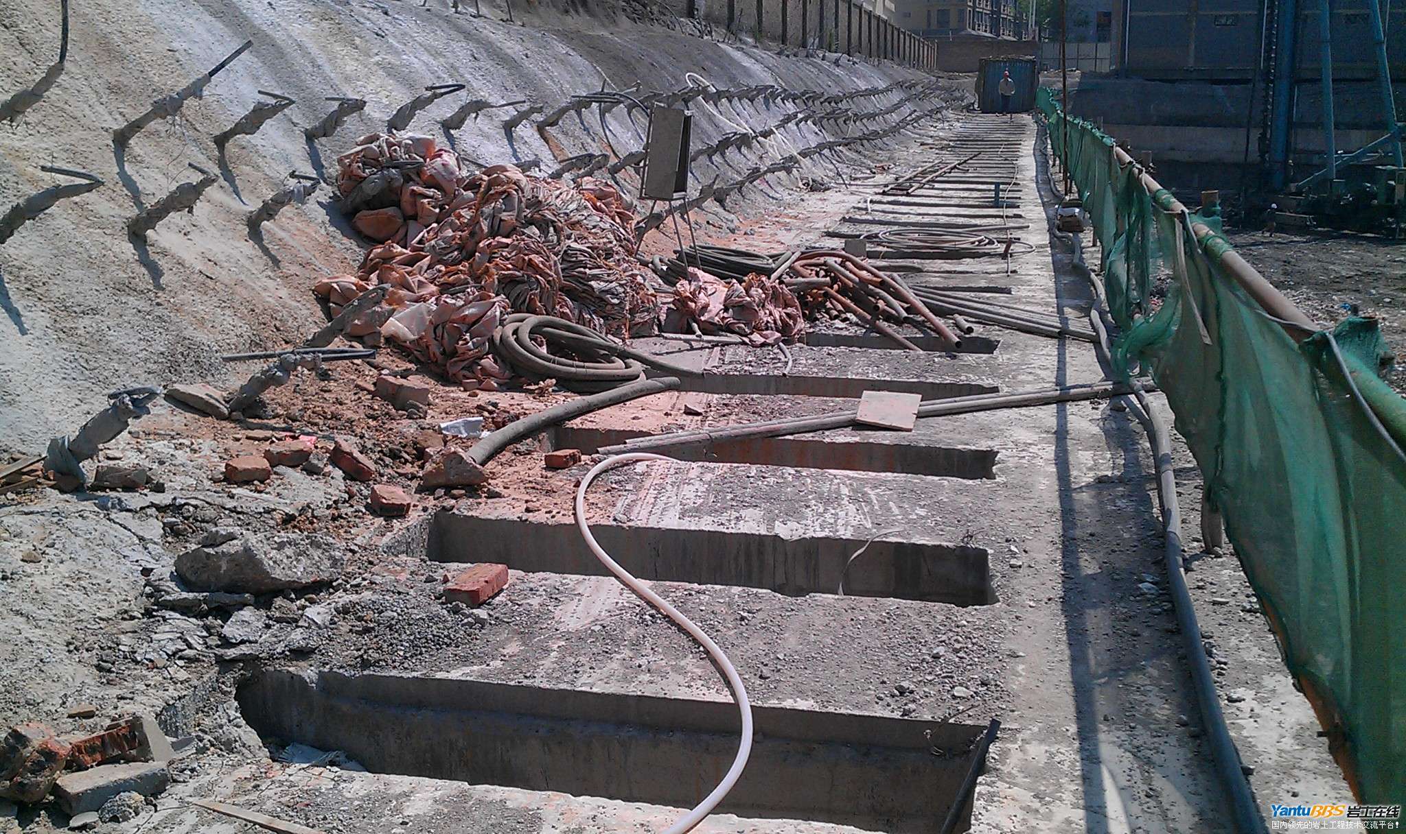 采用双排直径600的支护桩支护,基坑侧壁有一层泥炭土,基坑深度10m, 桩