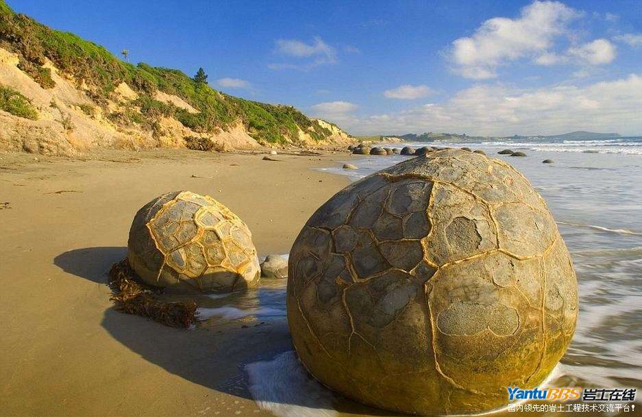 图为新西兰摩基拉大圆石,这种巨大岩石形成于海底,由于数百年的侵蚀