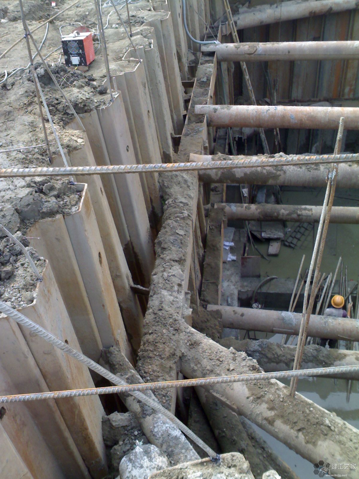 某箱函钢板桩施工图片|基坑工程『支护|降水 中国领先的岩土技术